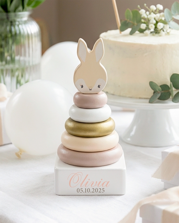 Søt stabletårn med navn og fødselsdato til navngivningsseremoni