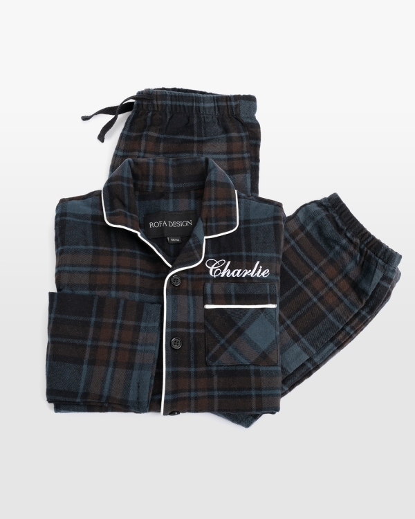 Marineblå flanellpyjamas med navn