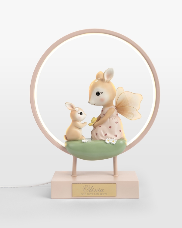 nattlys med hjortemotiv og barnets navn gravert