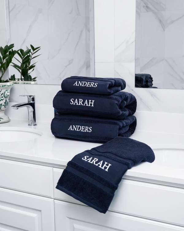 Marineblå håndklær med brodert navn