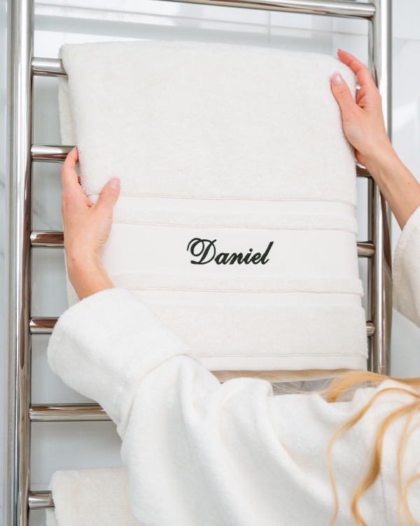 Hvitt håndkle med navnebroderi