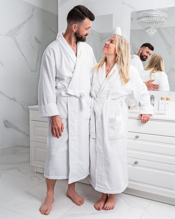 Hvit badekåpe med broderi