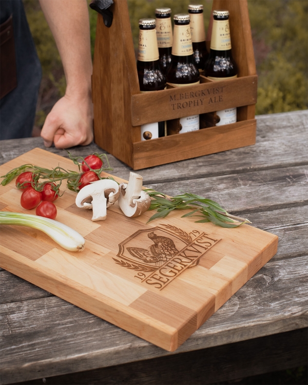 Skjærefjøl i valnøtt med navn og årstall