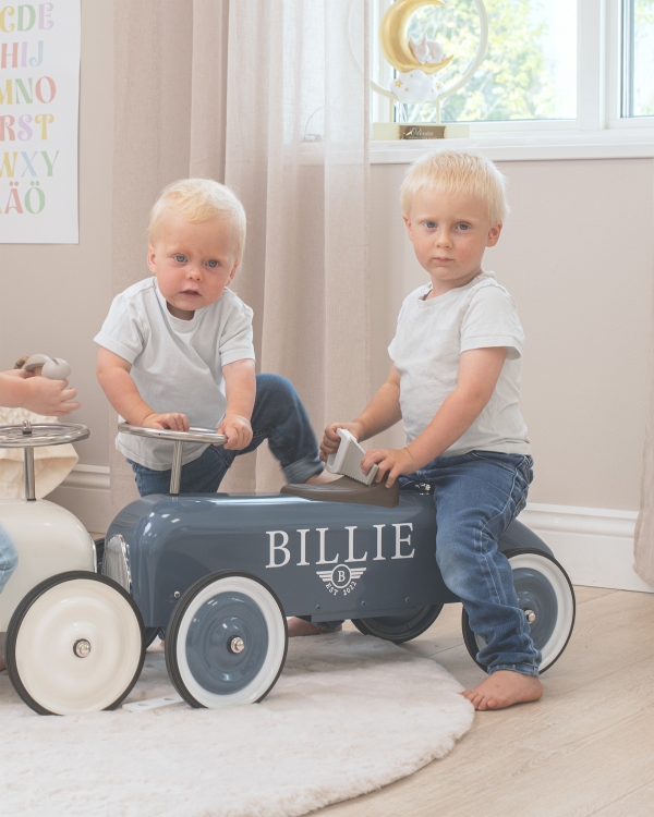 Sparkebil i metall som trykkes med barnets navn.