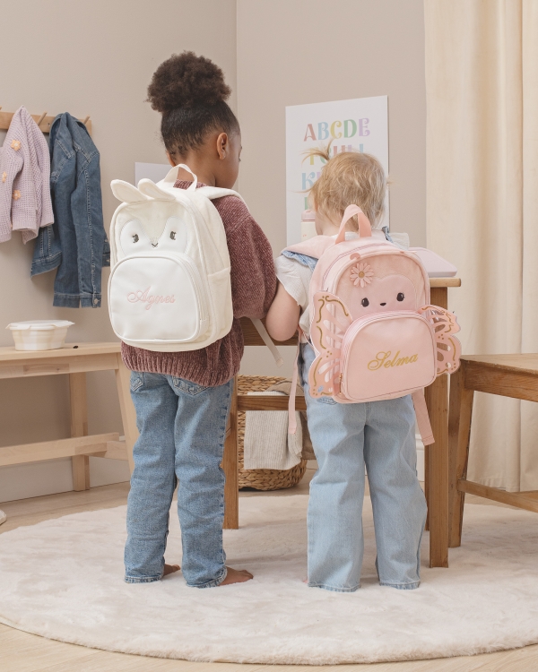 rosa ryggsekk med sommerfuglmotiv