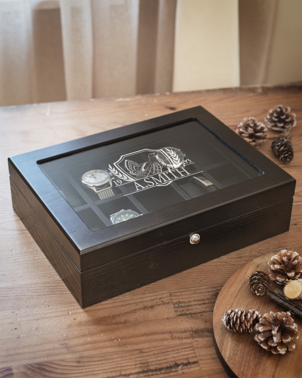 Svart klokkeskrin med navn og dyremotiv
