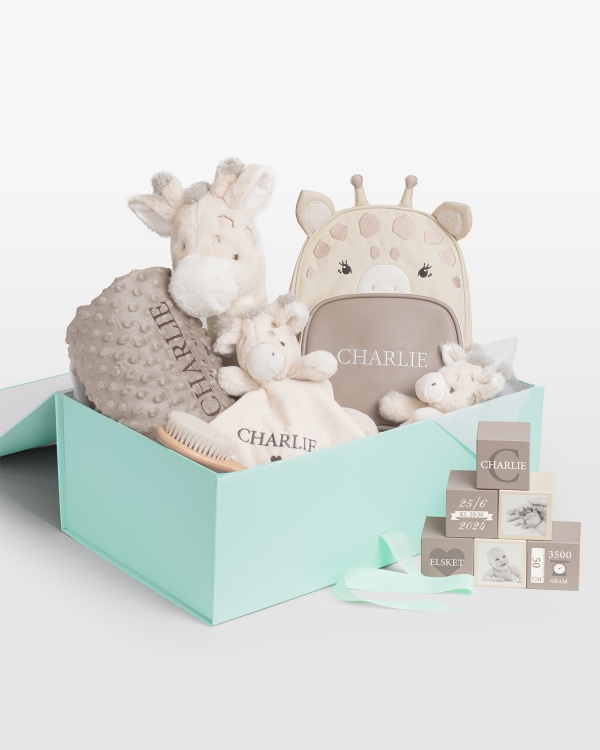 Stort gavesett i sjirafftema med navn, til nyfød