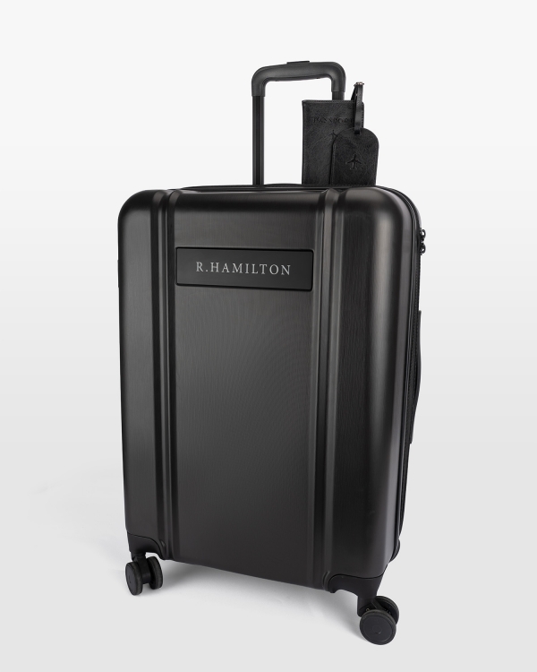Svart reisesett med gravert navn, bagasjemerke og passetui, for elegant reisekomfort.