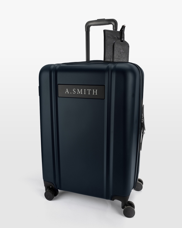 Marineblått reisesett med gravert navn, bagasjemerke og passetui, perfekt for stilfulle reiser.