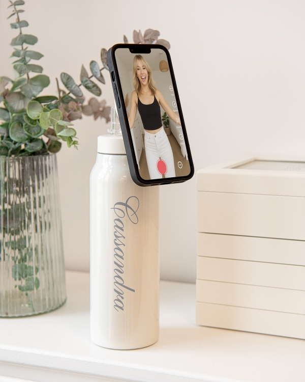 Vannflaske med magnetlokk for å holde mobilen oppe