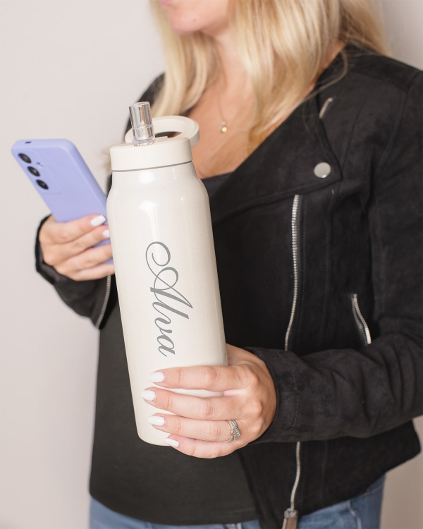 Hvit vannflaske med navn og smart mobilholder