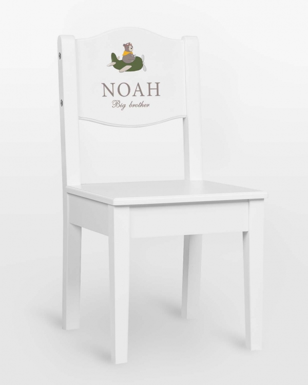 Hvit barnestol med bjørn som flyr og navn og valgfri tekst