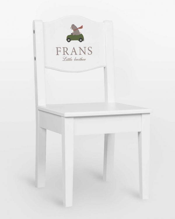Hvit barnestol med bjørn som kjører bil og navn og valgfri tekst