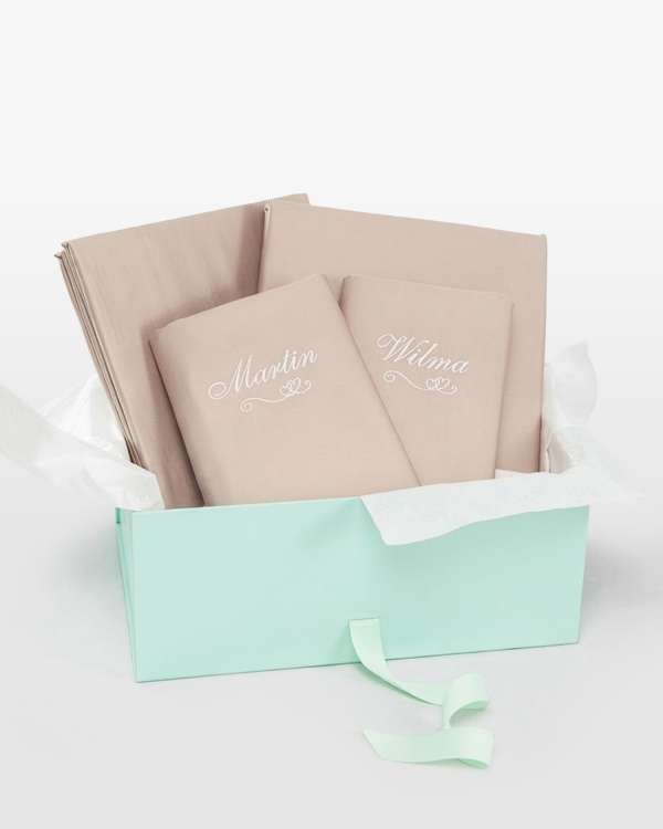 Brune dynetrekksett med personlig broderi med kjærlighetstema