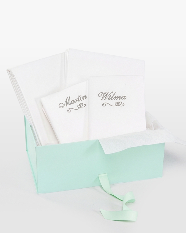 Hvitt dynetrekksett med personlig broderi med kjærlighetstema