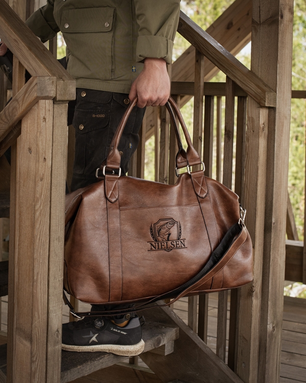 Veske med navn og dyremotiv til jegeren